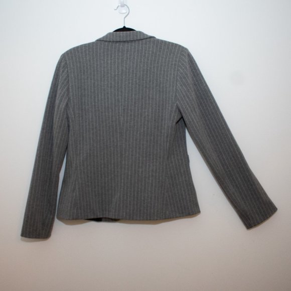 Banana Republic Size 8 Grey and White Pinstriped Cotton Blend Blazer - Picture 4 of 4